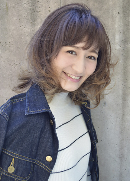 つくりすぎないほつれウェーブで大人抜け感ミディアム